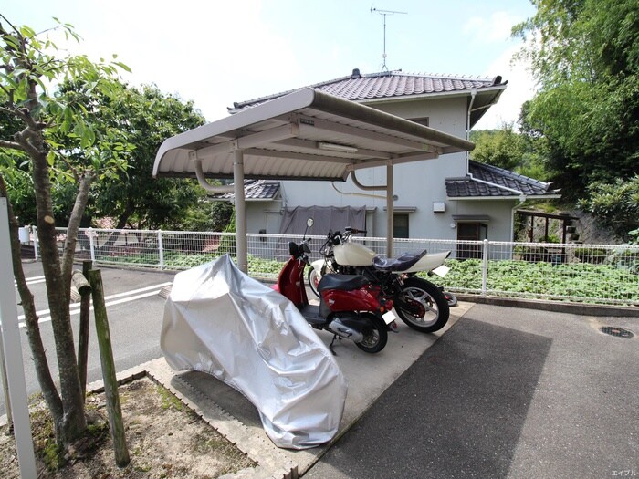 物件外観写真5　(バイク置き場)