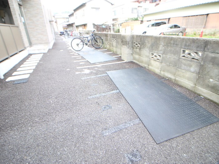 物件外観写真4　(駐輪場)