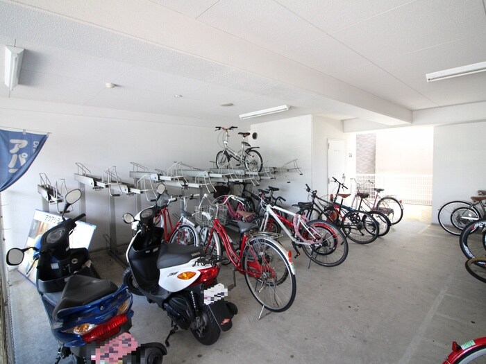 物件外観写真3　(駐輪場)