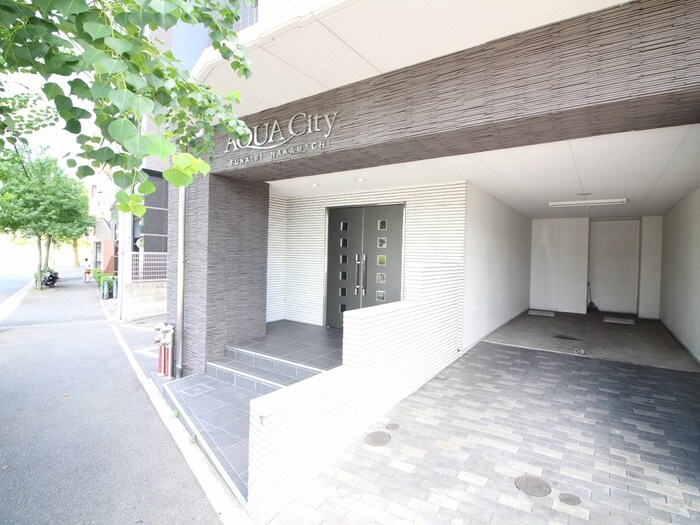 物件外観写真4　(エントランス部分)