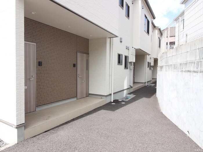 物件外観写真4　(エントランス部分)