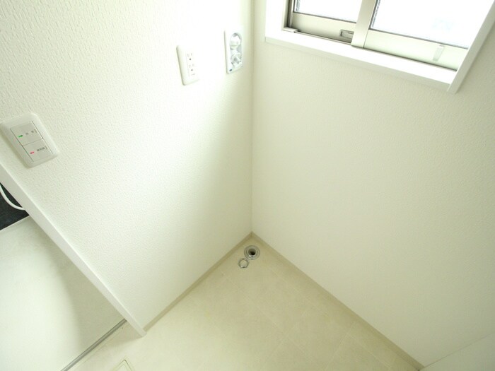 物件内観写真16　(洗濯機置場)