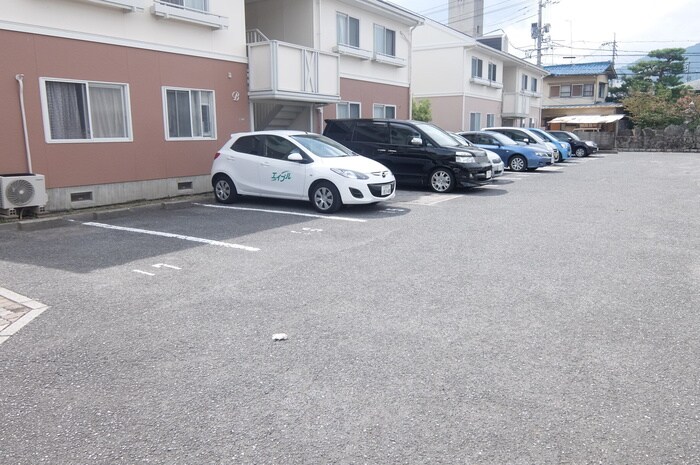 物件外観写真3　(駐車場)