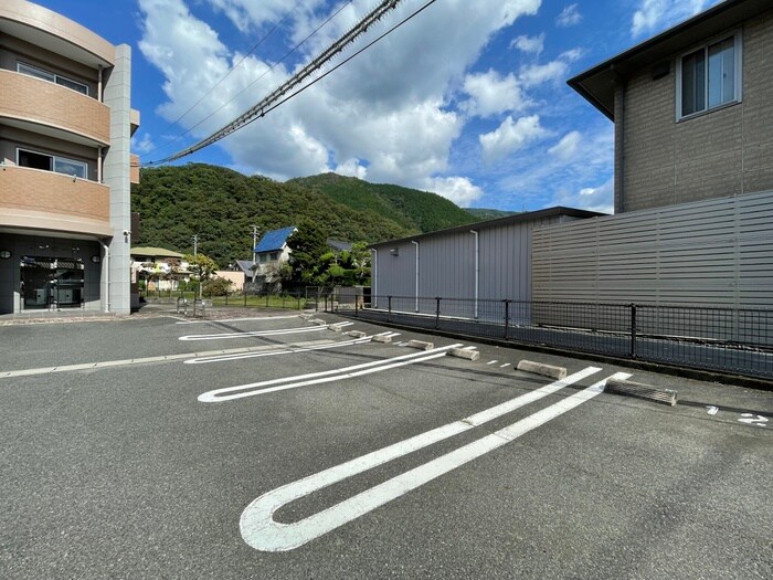 物件外観写真5　(駐車場)