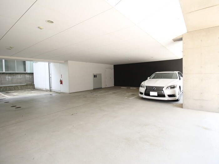 物件外観写真4　(駐車場)