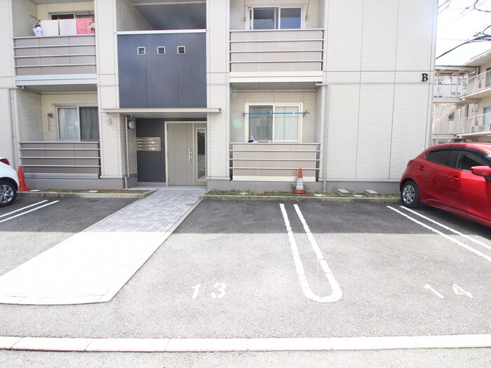 物件外観写真4　(駐車場)