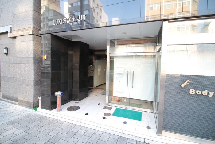 物件外観写真2　(エントランス部分)