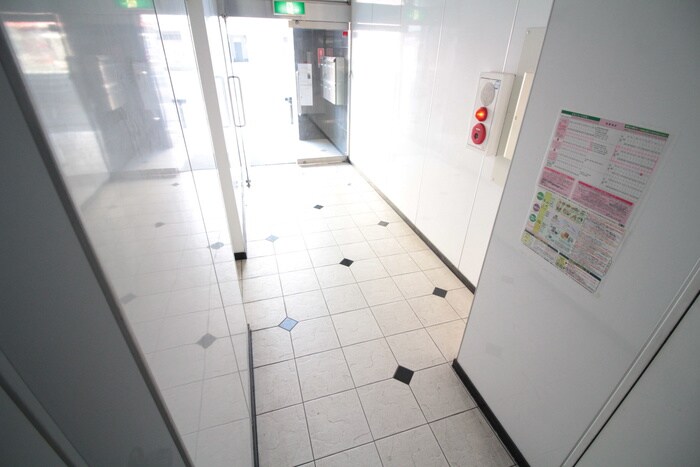 物件外観写真6　(エントランス部分)