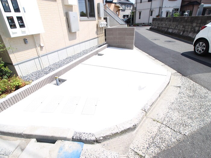 物件外観写真3　(駐車場)