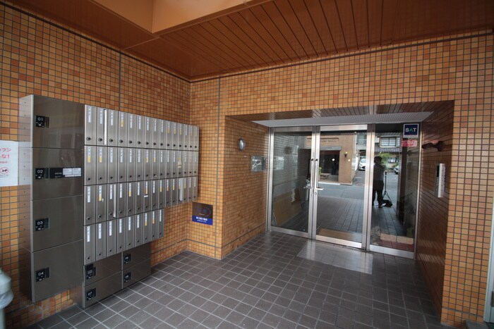 物件外観写真2　(エントランス部分)