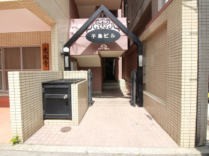 物件外観写真2　(エントランス部分)