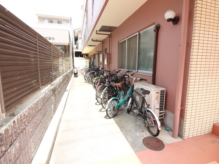 物件外観写真6　(駐輪場)
