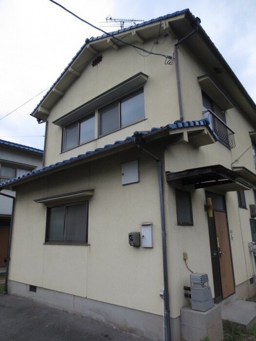 物件外観写真1　(エントランス部分)