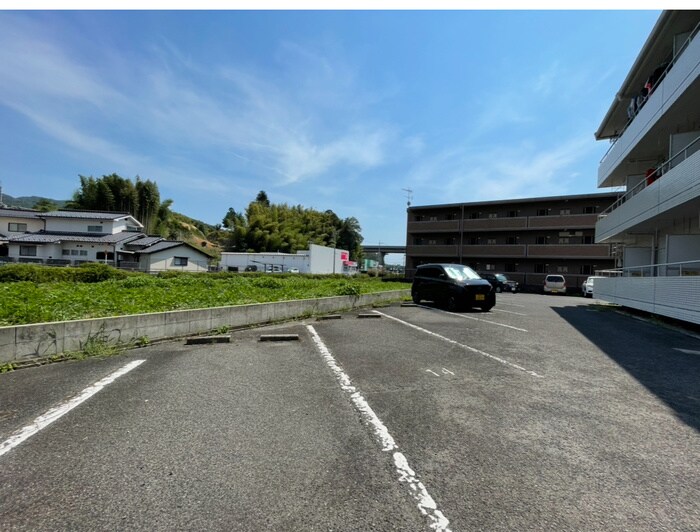 物件外観写真2　(駐車場)