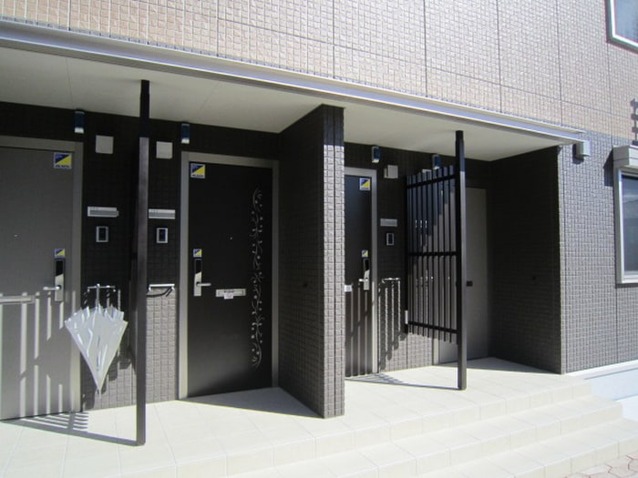 物件外観写真3　(エントランス部分)