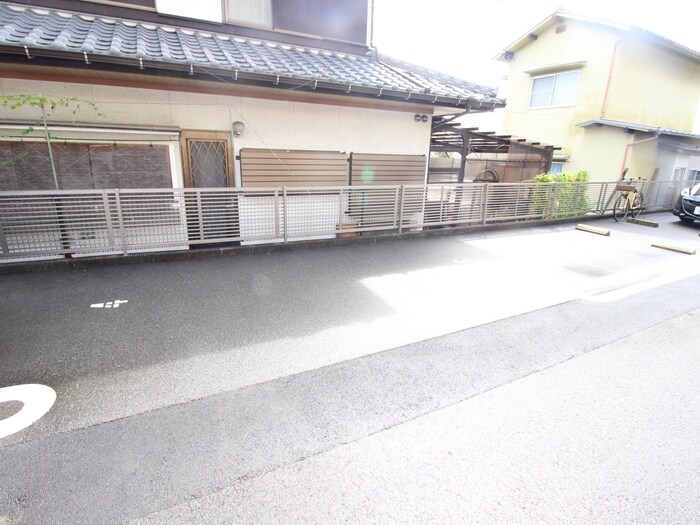 物件外観写真5　(駐車場)