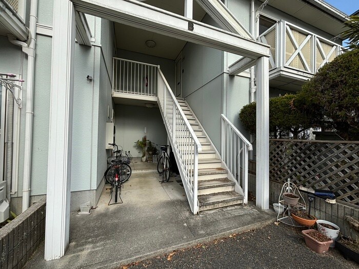 物件外観写真2　(エントランス部分)