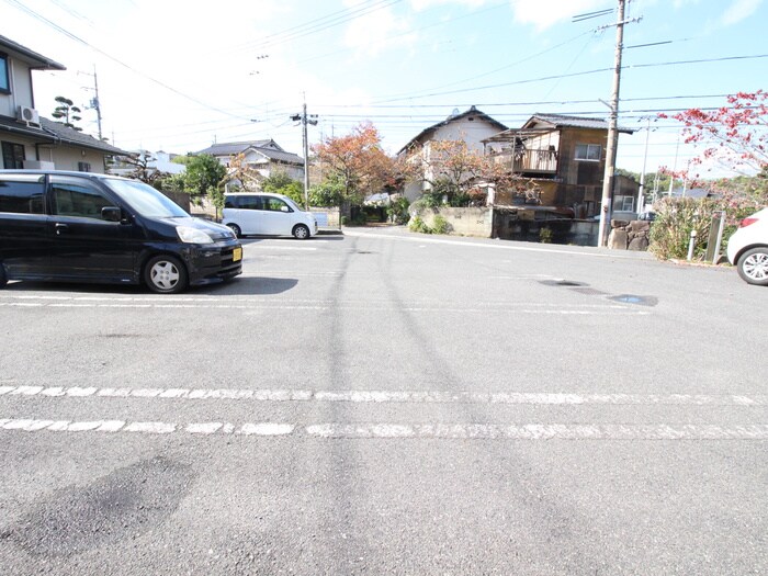 物件外観写真4　(駐車場)