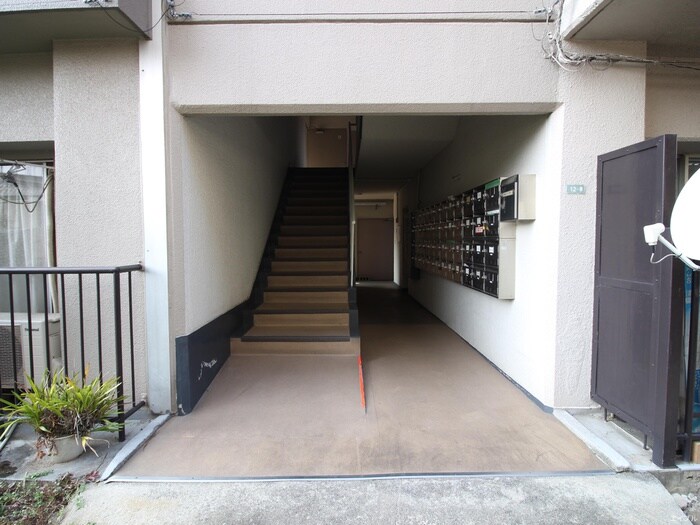 物件外観写真2　(エントランス部分)