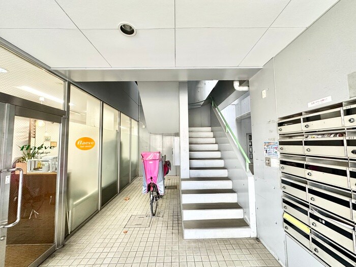 物件外観写真6　(エントランス部分)