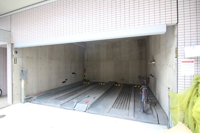 ベルクーレ堺町の駐車場