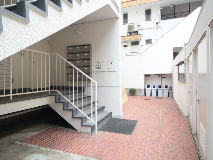 物件外観写真4　(エントランス部分)