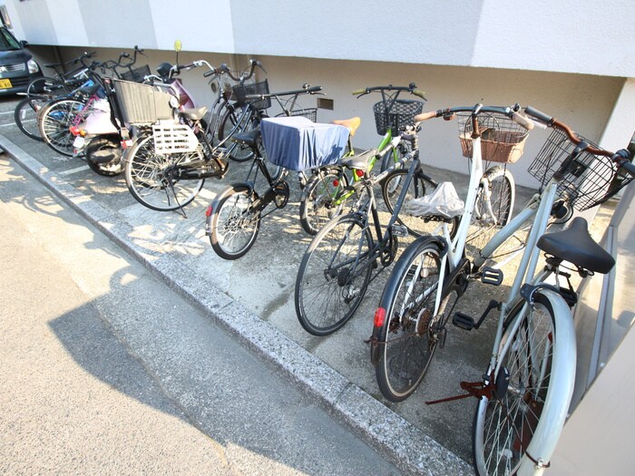物件外観写真4　(駐輪場)
