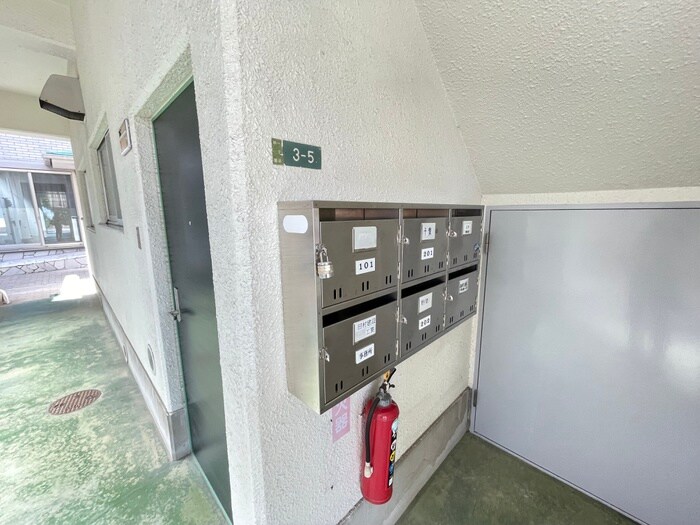 物件外観写真2　(エントランス部分)