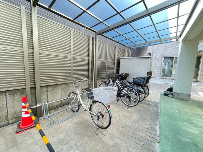 物件外観写真4　(駐輪場)
