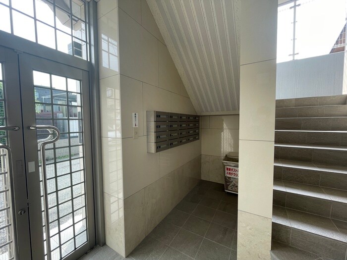 物件外観写真6　(エントランス部分)