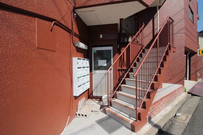 物件外観写真2　(エントランス部分)