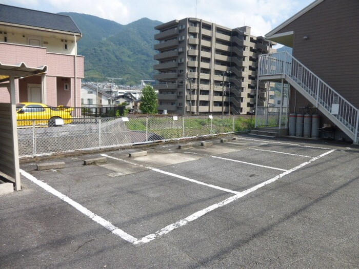 物件外観写真3　(駐車場)