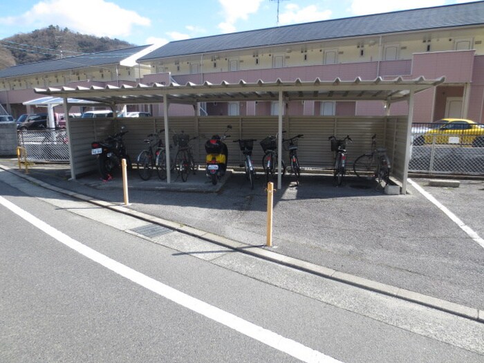 物件外観写真4　(駐輪場)