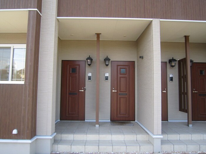 物件外観写真6　(エントランス部分)