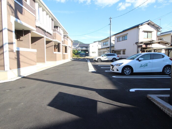 物件外観写真4　(駐車場)