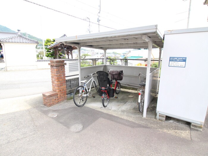 物件外観写真4　(駐輪場)