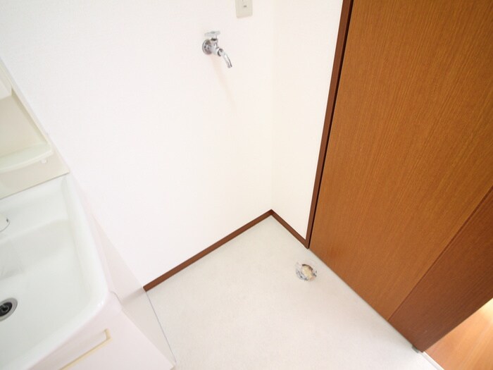 物件内観写真10　(洗濯機置場)