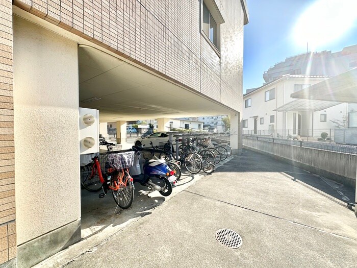 物件外観写真3　(駐輪場)