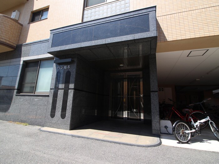 物件外観写真2　(エントランス部分)