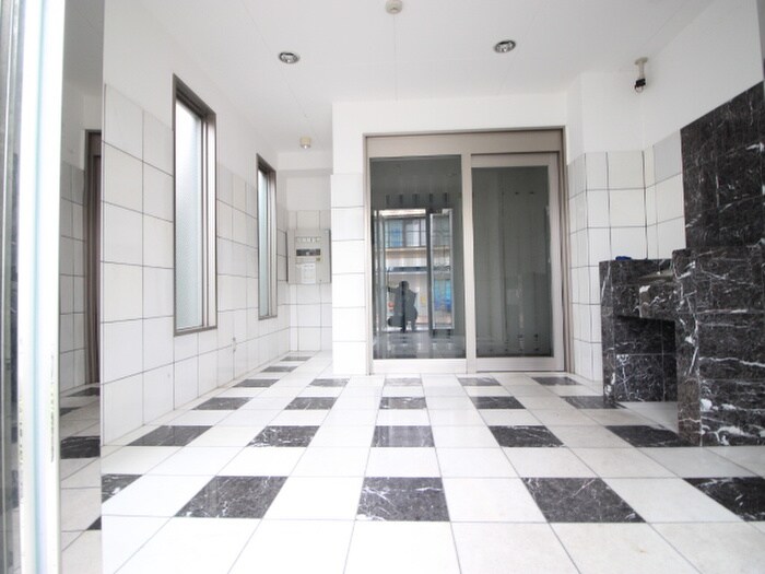 物件外観写真2　(エントランス部分)