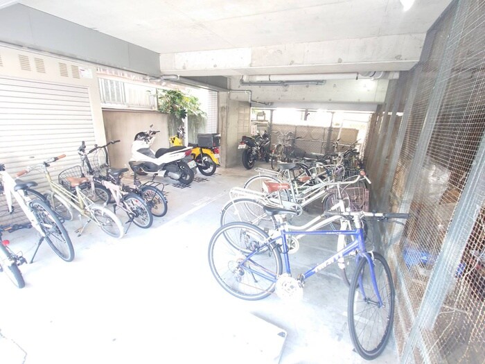 物件外観写真4　(駐輪場)