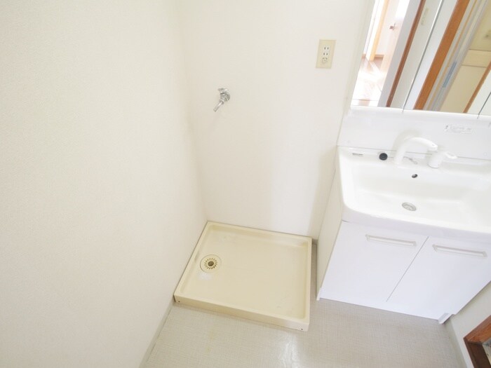 物件内観写真12　(洗濯機置場)