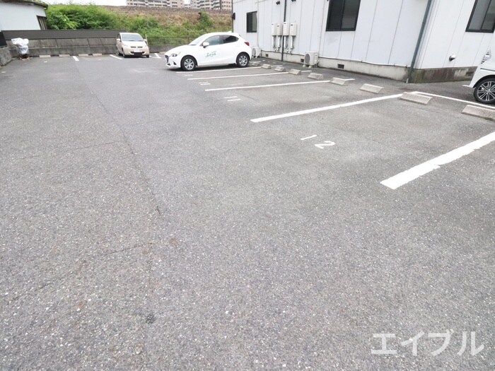 物件外観写真2　(駐車場)