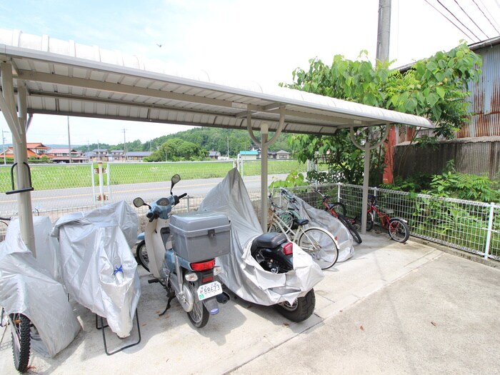 物件外観写真4　(駐輪場)