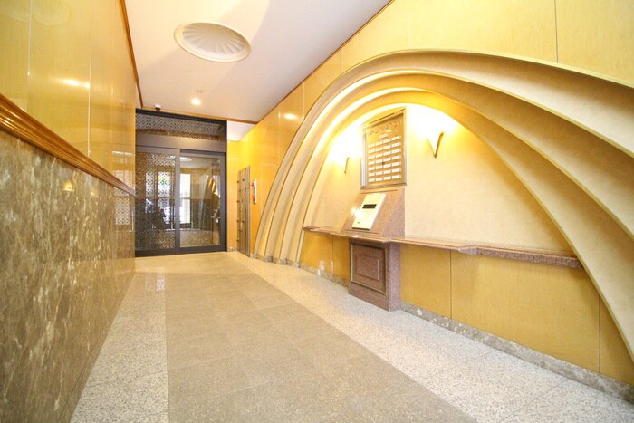 物件外観写真2　(エントランス部分)