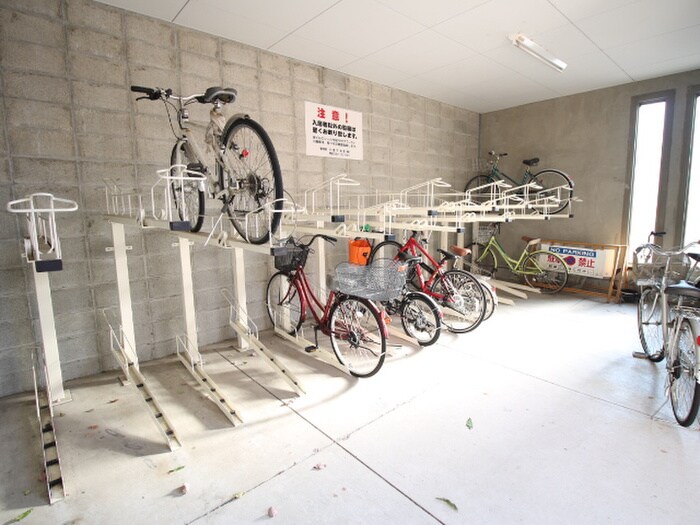 物件外観写真4　(駐輪場)