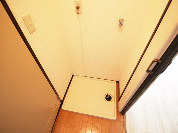 物件内観写真8　(洗濯機置場)