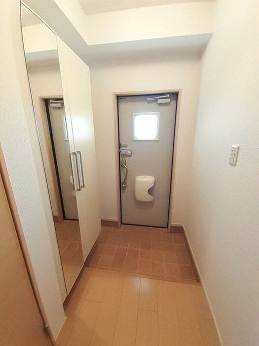 物件内観写真13　(玄関)