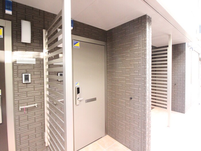 物件外観写真3　(エントランス部分)