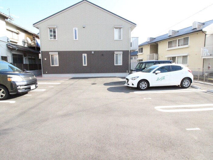 物件外観写真5　(駐車場)